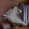 Le t-shirt gris chiné : pourquoi cette non-couleur reste le meilleur allié du vestiaire masculin