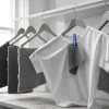 Bordeaux, vert forêt, caramel : les trois couleurs automne qui relancent un t-shirt basique