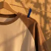 Le t-shirt raglan : d'où vient cette coupe et pourquoi elle tombe mieux sur les épaules étroites