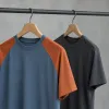 Le t-shirt raglan : d'où vient cette coupe et pourquoi elle tombe mieux sur les épaules étroites