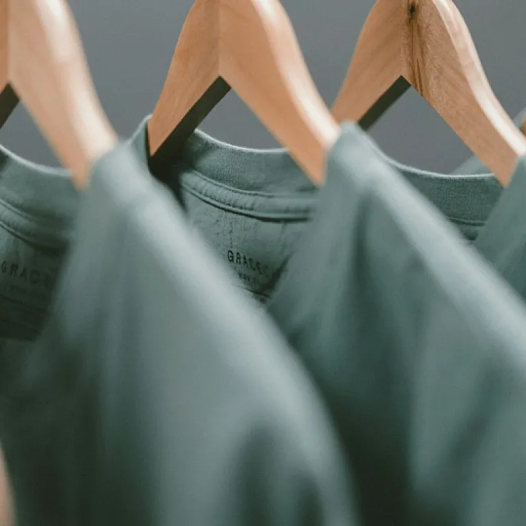 Pourquoi choisir un t-shirt 300g m2 pour un style affirmé et durable