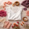 Tendance boheme printemps 2026 : quand la dentelle et les volants s'invitent sur le t-shirt blanc
