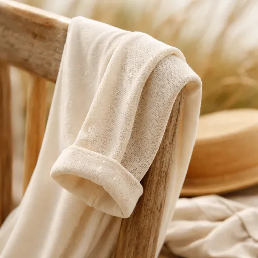 T-shirt manches longues en été : la pièce sous-cotée qui protège sans étouffer