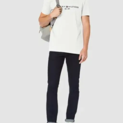 Test Tommy Hilfiger Core Tommy Logo Tee : le basique de marque qui fait le job sans surprise