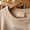 Reconnaître un bon t-shirt vintage en friperie : coupe, étiquette et usure qui ment