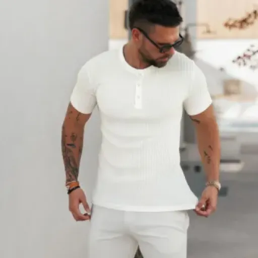 Test Muscle Cmdr T-Shirt Henley : le haut moulant qui met le buste en avant sans ruiner le budget