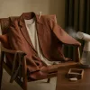 Le t-shirt sous le blazer : quand le basique remplace la chemise sans perdre en allure
